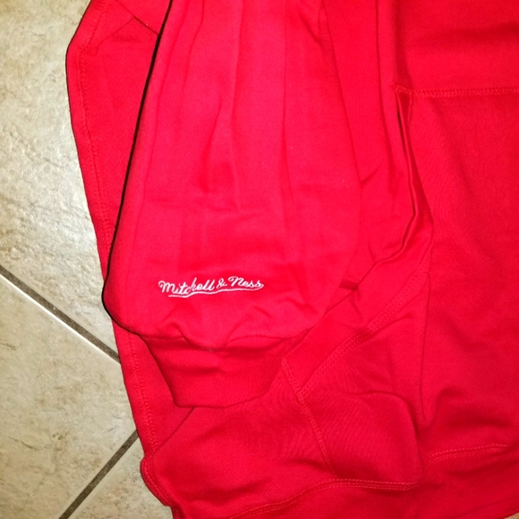 Atlanta Hawks Basketball Hoodie - Picture 4 of 6